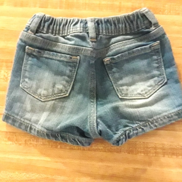 Baby Gap 6-12 months girl shorts - Picture 2 of 3